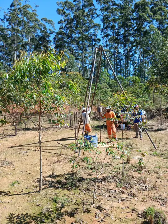 Sondagem SPT em andamento: tripé, roldana e equipe no furo